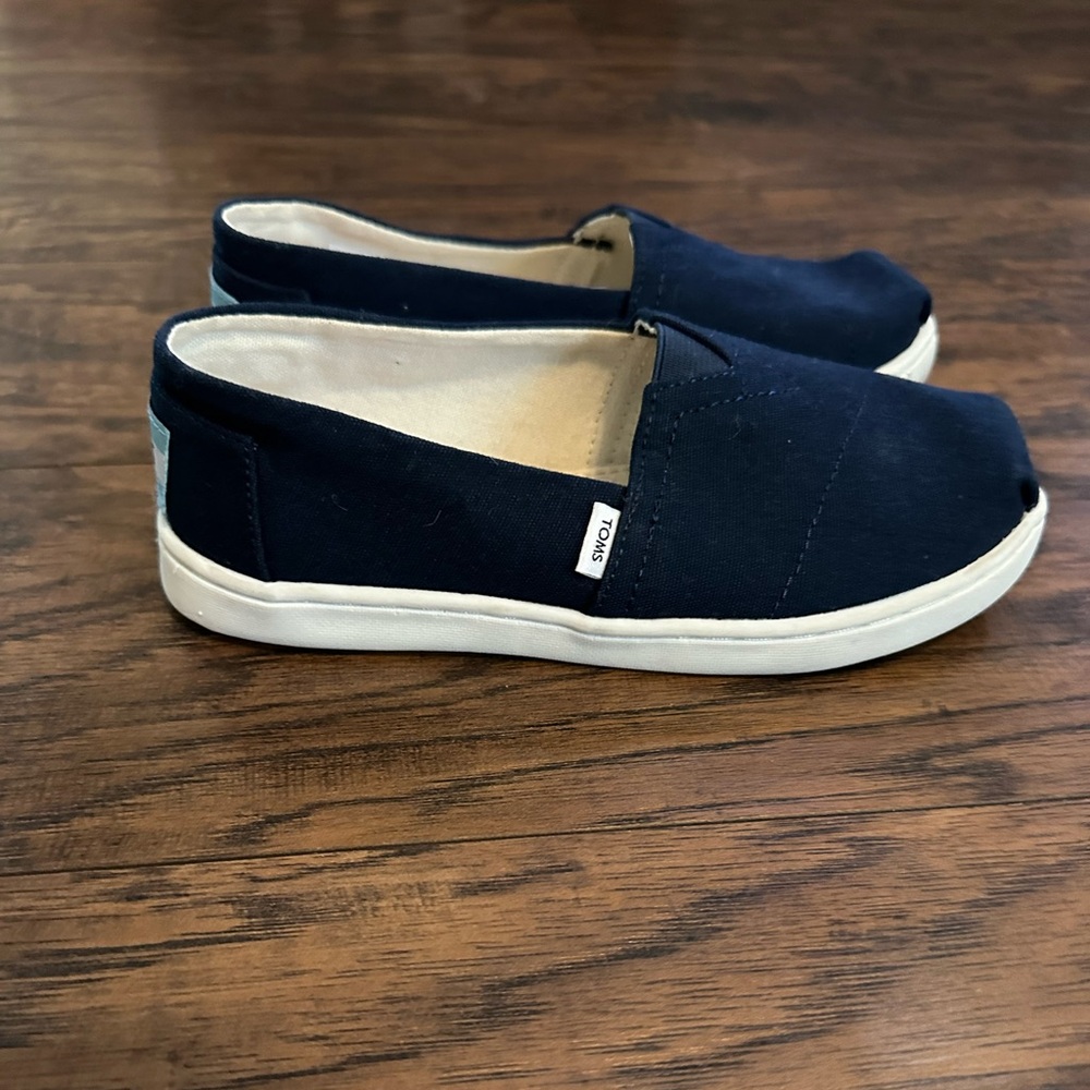 NWT kids TOMS shoes